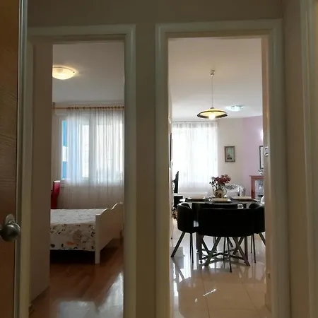 Near Reno With Private Parking Apartman Split