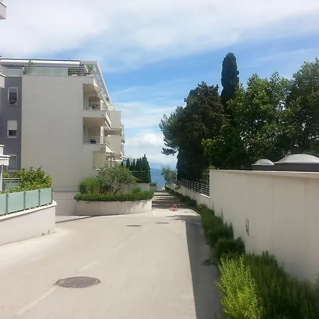 Near Reno With Private Parking Apartman Split