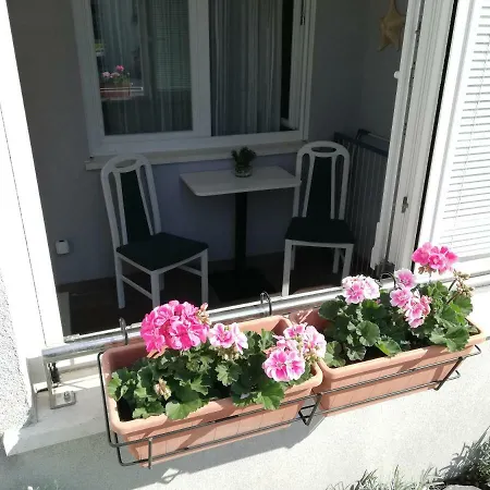 Near Reno With Private Parking Apartman